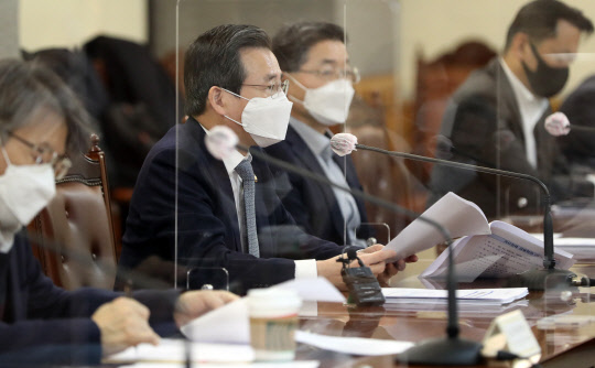 김용범(왼쪽 두번째) 기획재정부 제1차관이 8일 서울 명동 은행연합회관에서 열린 거시경제금융회의에서 발언하고 있다.    연합뉴스